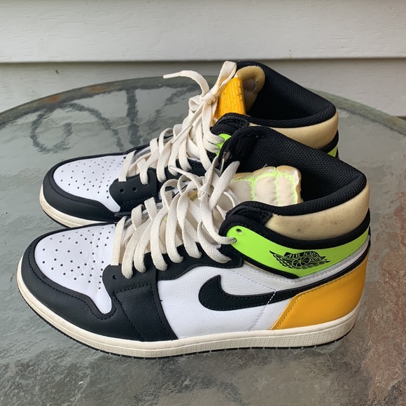 Jordan one retro high white black volt University gold size 8 1/2 - Picture 2 of 5